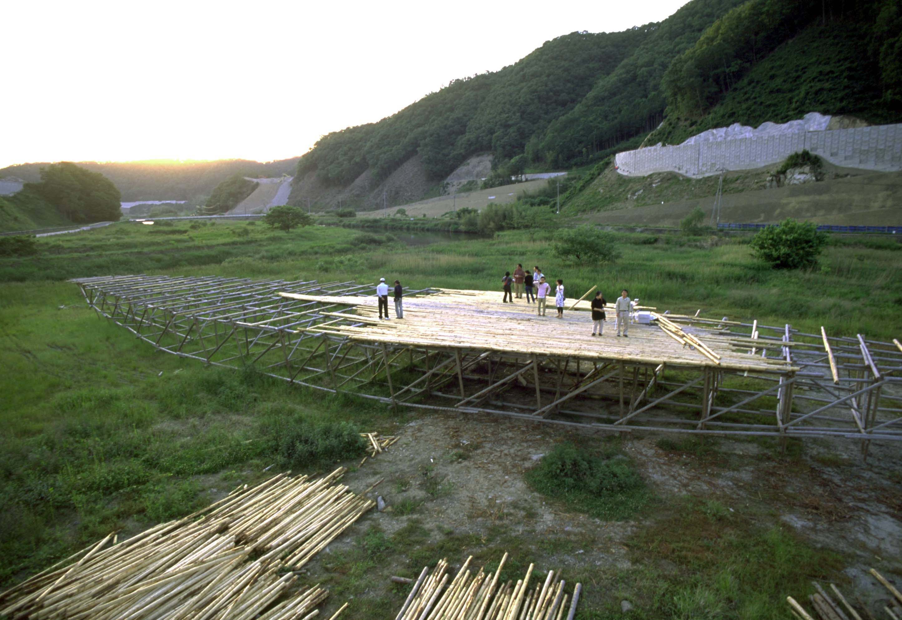 PH Studio, Fune o tsukuru hanashi [A Story of Building a Ship], 1994 to the present. Haizuka Earthworks Project, Miyoshi, Hiroshima, 2002. The courtesy of PH Studio.