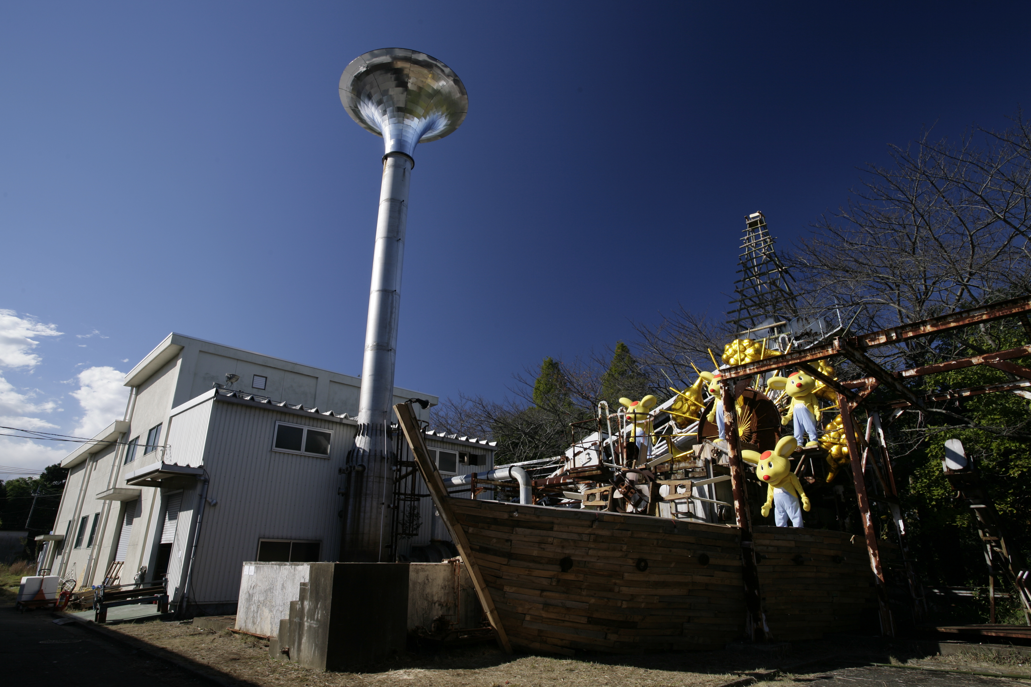 The former Togashira Sewage Plant (left), Yanobe Kenji, Flora (center), Antenna, Hi izuru Fuji no kami: Rittai Raigōzu [Divinity of Mt.Fuji’s Sunrise: Three-dimensional Raigōzu], and Ozaki Yasuhiro, Kodai tenmondai [Ancient Observatory] and Blowin’ in the Wind (right), Toride Art Project 2006, Toride, Ibaraki, November 11–26, 2006. Photograph by Saitō Tsuyoshi. The courtesy of Toride Art Project.